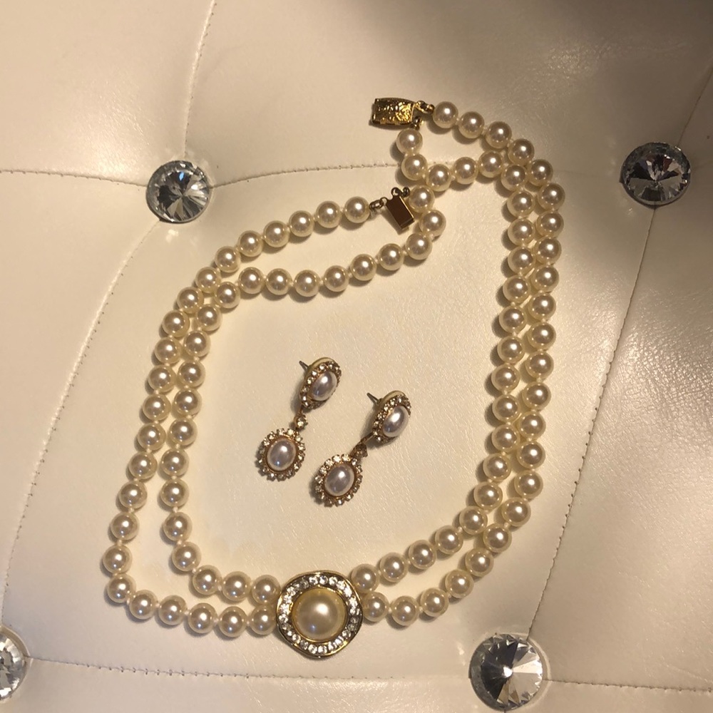 Faux Pearl and Ear Ring Set